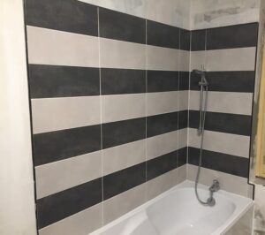 Carrelage posé dans une salle de bain avec baignoire et robinetterie à St André